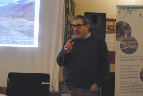 Fotografia del Presidente del Circolo Arci: Paolo Bertolotti che presenta la serata