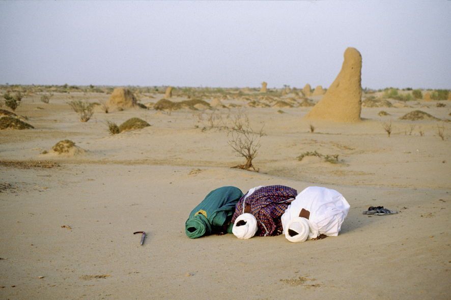 Enzo Dalla Pellegrina: Mali, "Tre uomini in preghiera nel deserto" fotografia della mostra