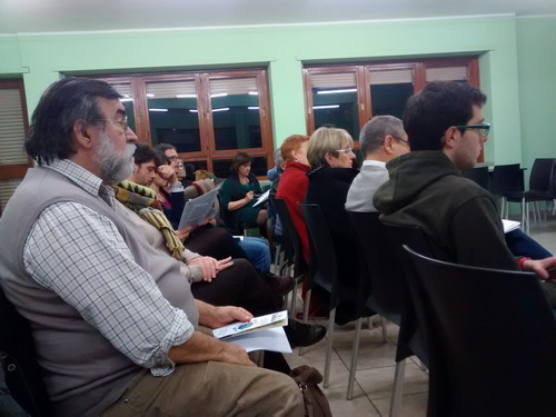 Nella fotografia uno scorcio del pubblico durante l'incontro il pubblico segue la proiezione