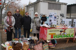 Altra fotografia del gruppo di soci di Triciclo di fronte allo stand dell'associazione soci di Triciclo di fronte allo stand