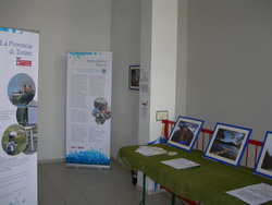 alcune fotografi esposte e due banner dellaotra lamostra