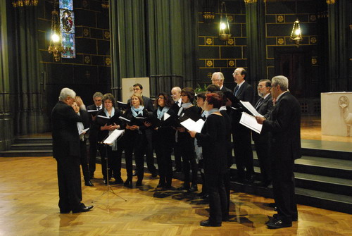 Il coro si sta esibendo sotto la guida del M. Monasterolo Fotografia del coro