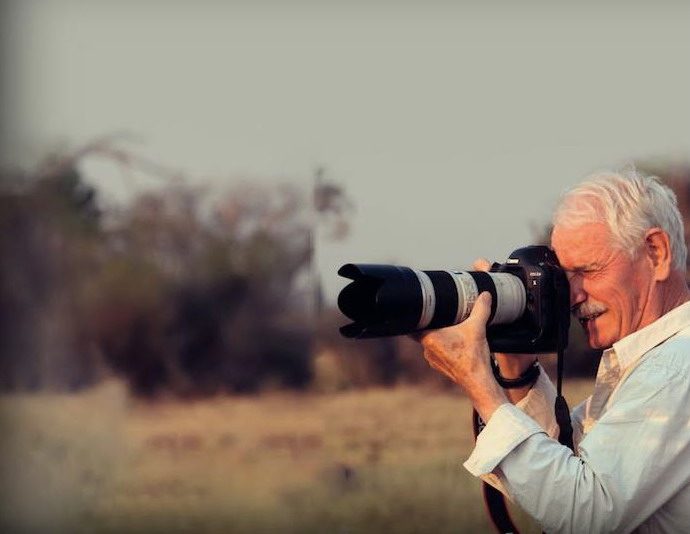 Yann Arthus Bertrand che fotografa