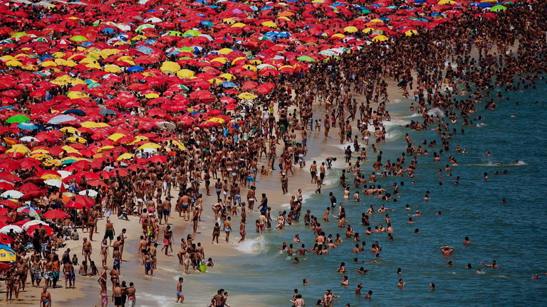 Folla su una spiaggia